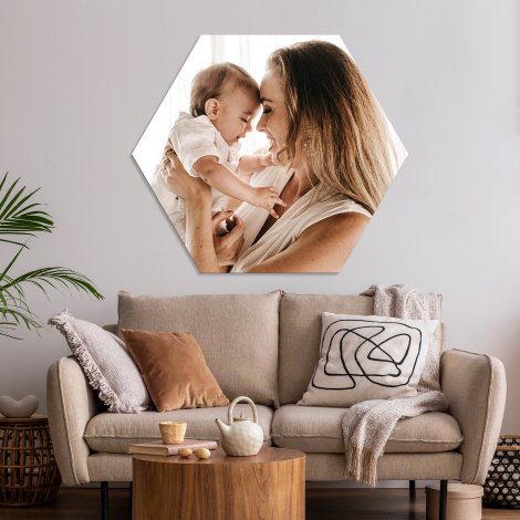 Moeder en kind op hexagon aan de muur