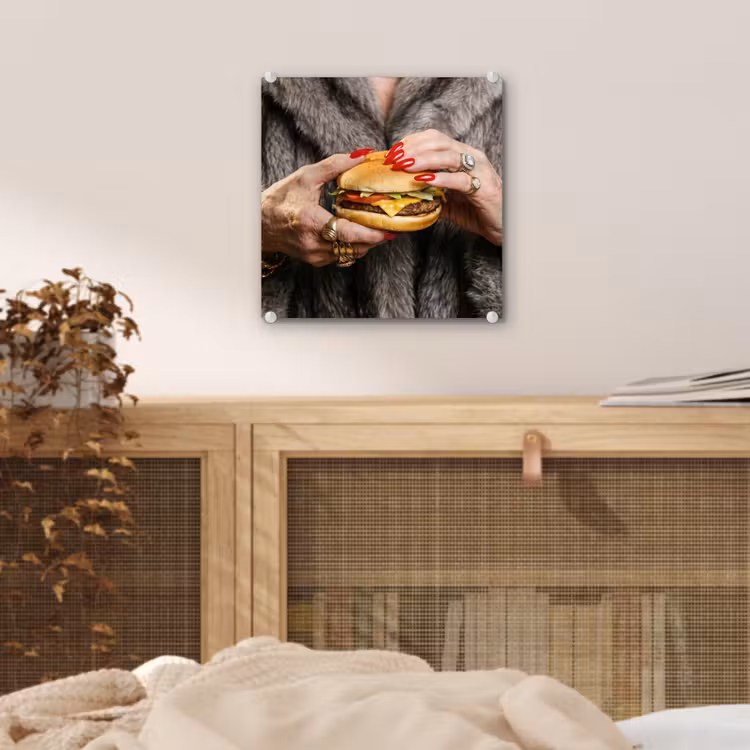 Glas schilderij - Vrouw - Hamburger - Bontjas — 5