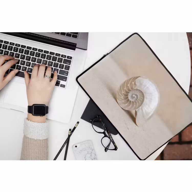 Laptophoes - Schelp - Spiraal - Beige — 3